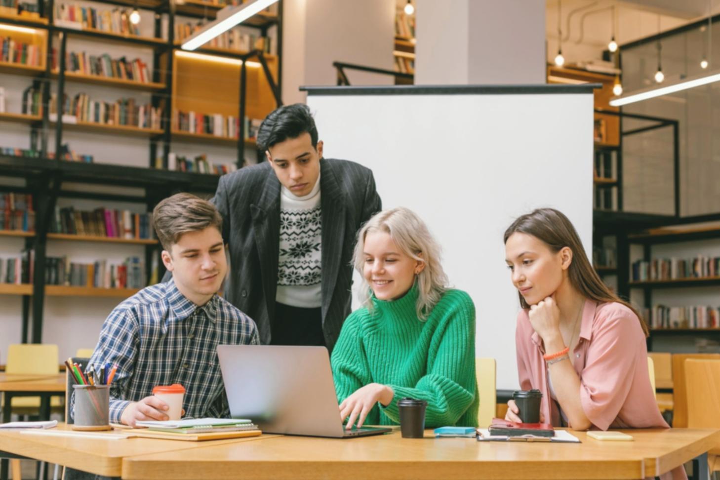 Étudiants internationaux discutant de stratégies d'investissement